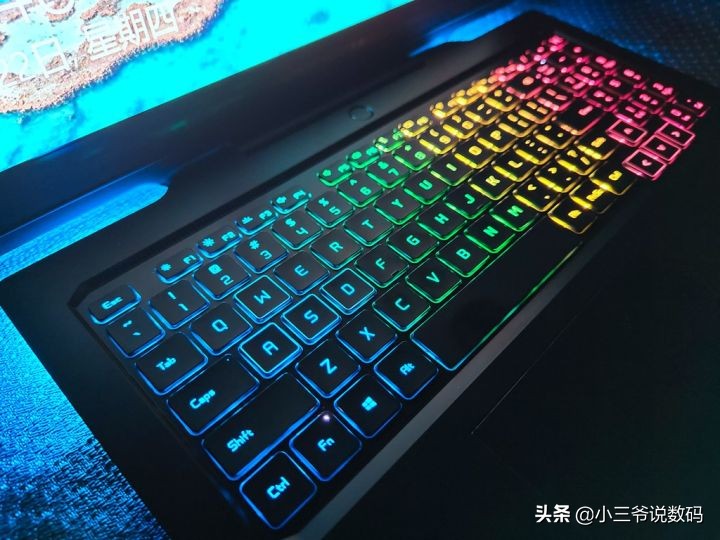 荣耀猎人游戏本v700是高色域的吗,荣耀猎人游戏本v700游戏实测