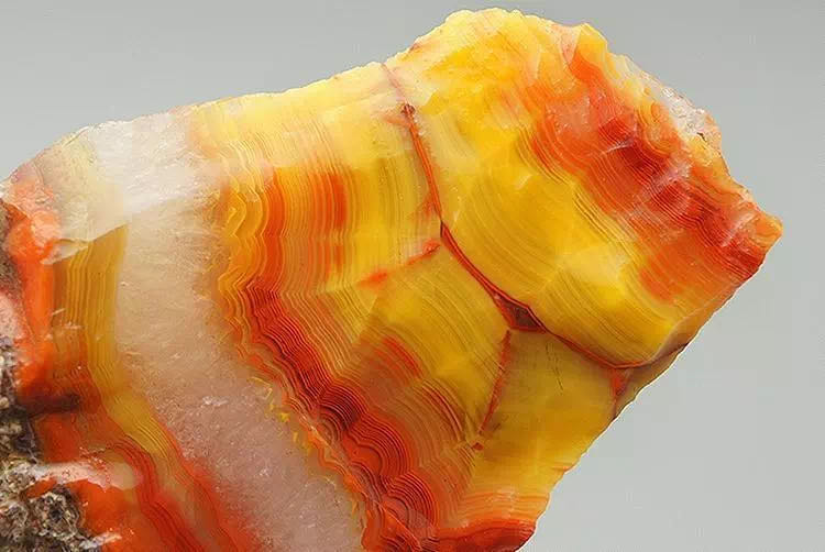 地上捡橄榄石，山上挖“战国红”，走，这个国庆到河北寻宝去