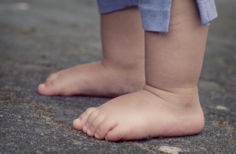 这个季节的小孩子要不要穿袜子,一岁左右的孩子夏天穿不穿袜子