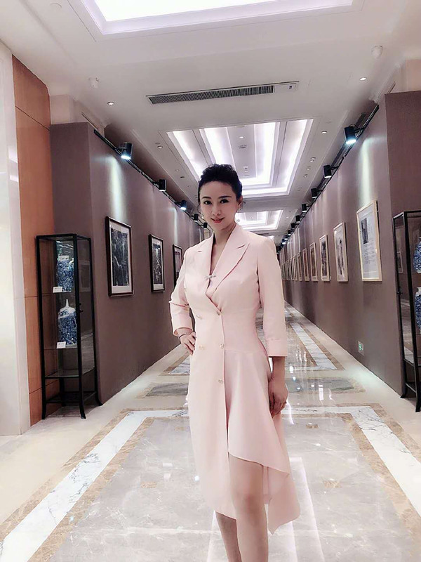 52岁翁虹迷人照片,52岁翁虹身穿连衣裙好优雅