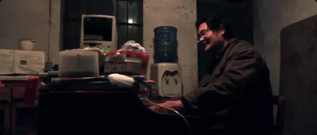 删*片毛**,讲荤段子,还不洗澡,但他教出的学生却能为刘德华写歌