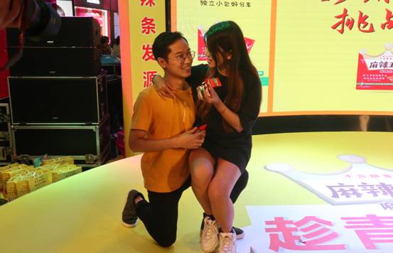 七夕秀恩爱,广州情侣花式吃辣条:下腰、劈叉、熊抱创意十足