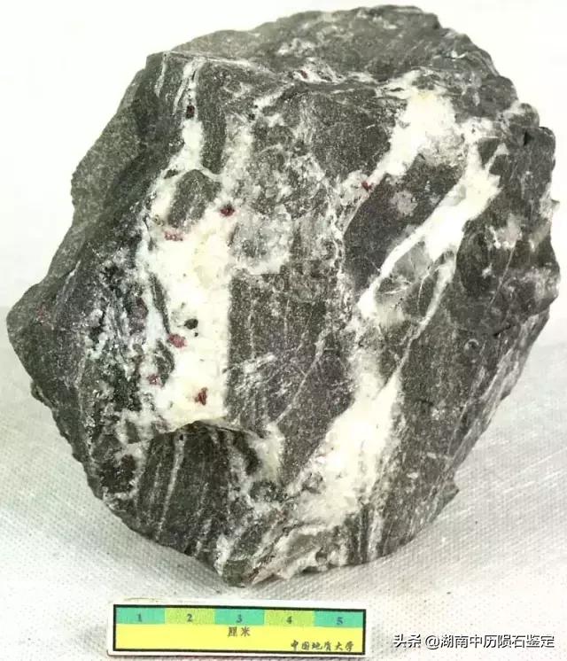 月球陨石与地球矿石的区别,月球陨石和矿石有什么区别