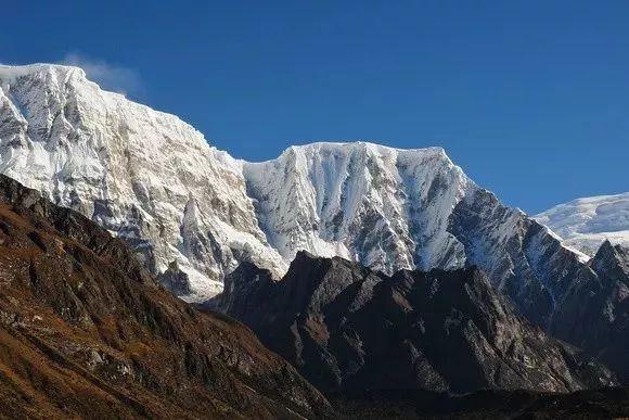 高海拔暴风雪,暴风雪徒步攀爬珠穆朗玛峰