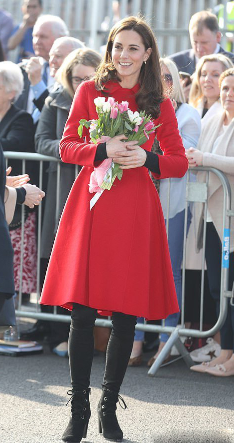 凯特王妃踢足球,凯特王妃运动穿搭