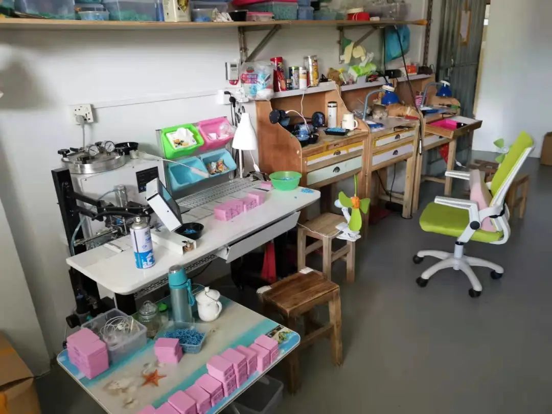 微信、闲鱼上“闪闪动人”的名牌首饰，其实是……|深夜有聊