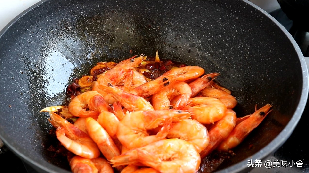 麻辣干锅虾比白灼好吃太多了,做麻辣干锅虾用火锅底料怎么做