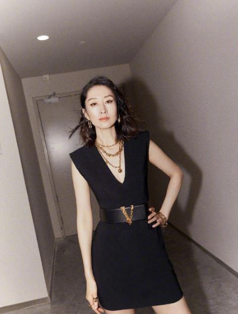 王心凌粉色帽子造型,王心凌穿搭回归现实生活