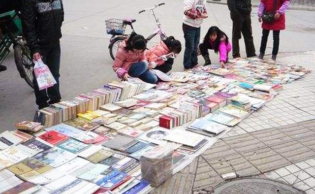 摆地摊卖什么最合适而且低成本的,摆什么地摊比较容易赚钱