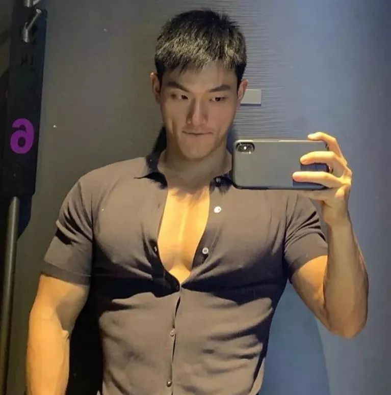 男生胸肌练太大撑衣服怎么办,胸肌能撑烂衣服吗