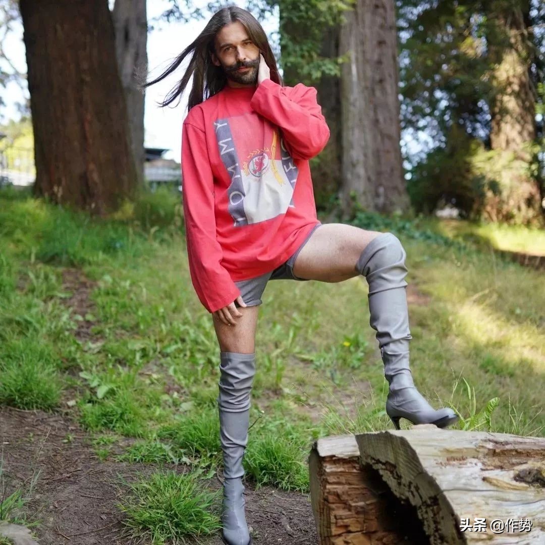 这位大胡子男人，穿起裙子来竟然比女生和还要合适？！