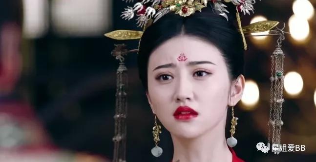 网上关于她整容的传闻屡见不鲜,自曝八年整容史