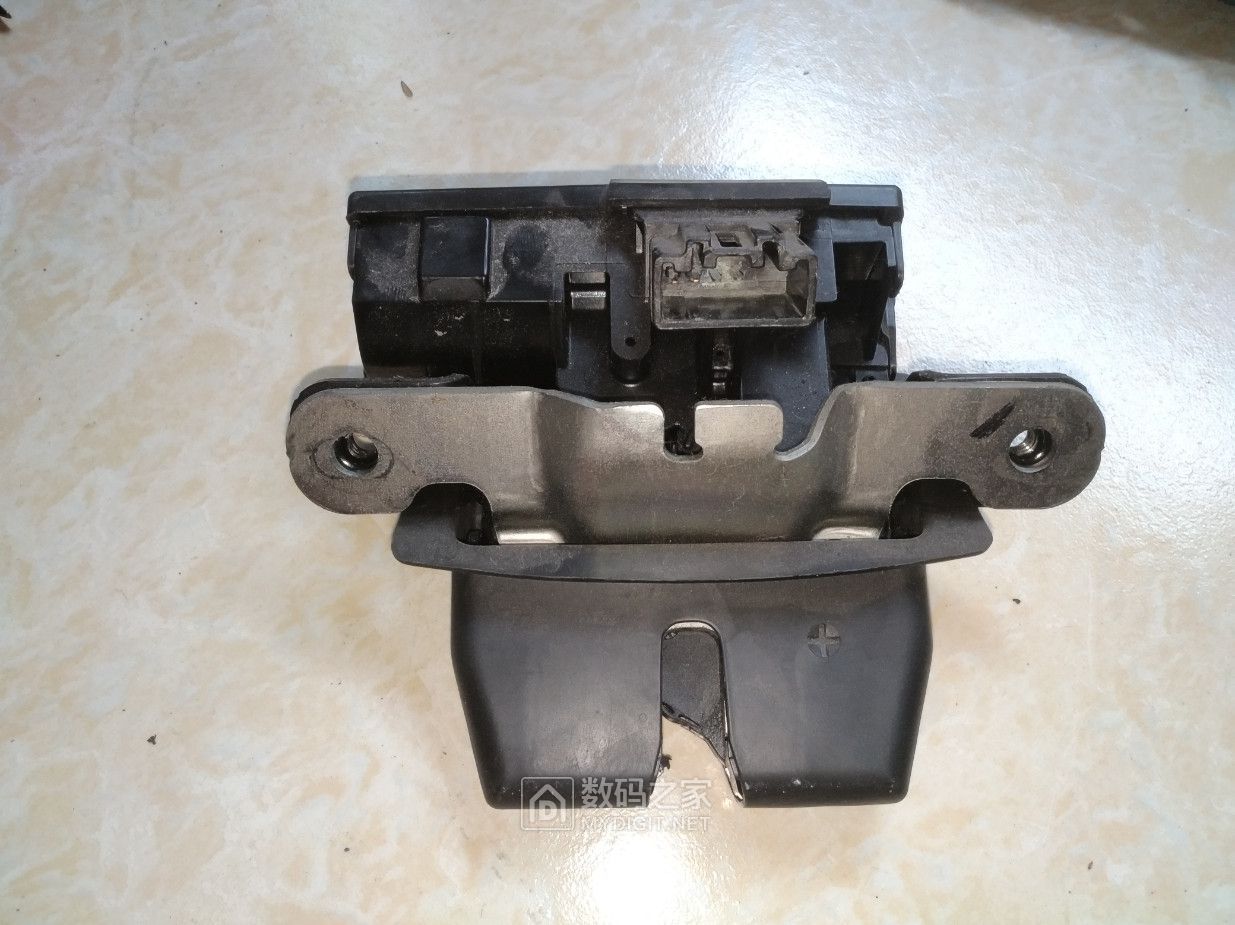 福特嘉年华后备箱锁打不开,福特嘉年华两厢后备箱锁应急开关