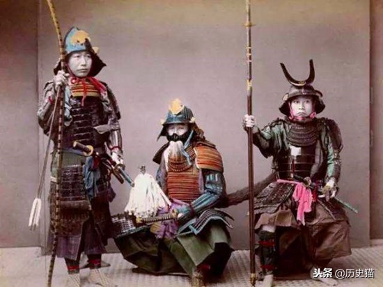 此人6岁便被称为神童长大得了狂病将妻子杀了自己连续自杀九次