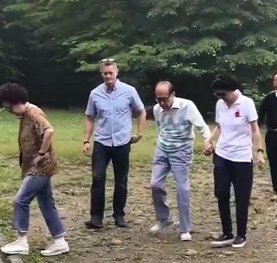 李嘉诚亲自乘私人飞机出国买口罩，购得84箱第一时间捐出