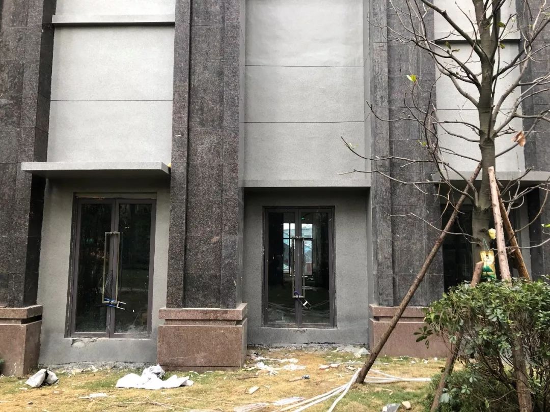 这个楼盘怪：商铺把门两头开，外人轻松就能溜进小区来