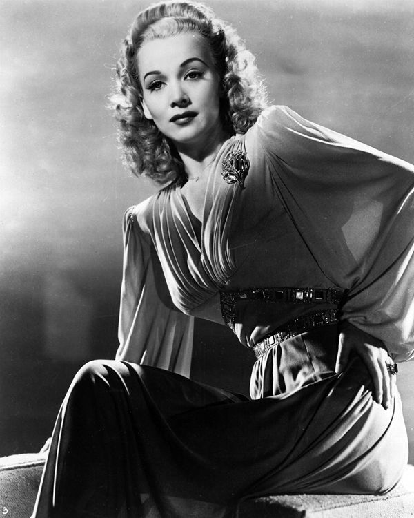 梦露最早的封面照,梦露一开始是金发吗