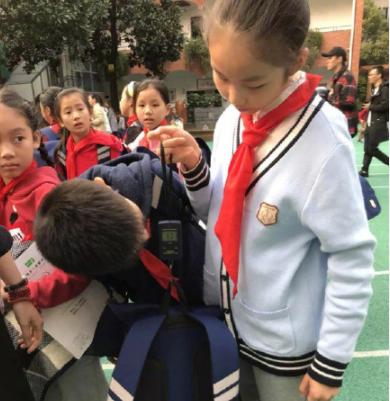 吐槽小学生书包太重了,孩子背书包被嘲笑