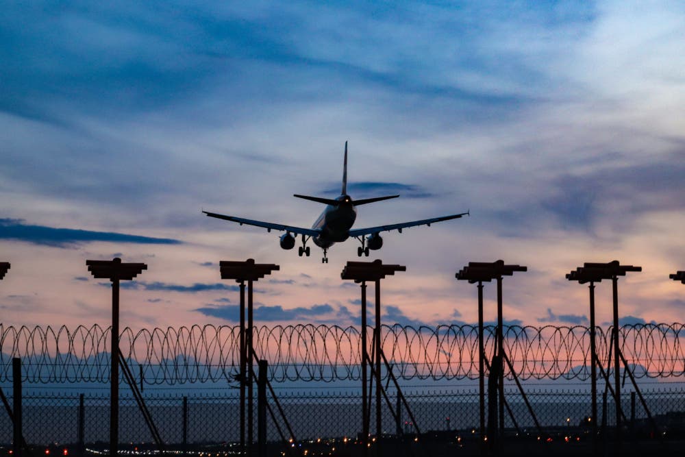 新冠疫情导致全球经济多少损失,新冠疫情令全球航空业遭受重创