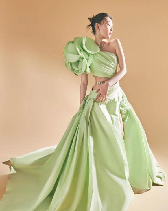 周冬雨秀小蛮腰,周冬雨红毯造型黑色抹胸