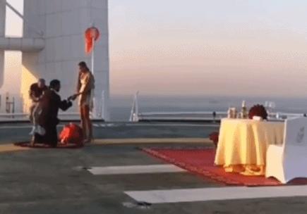 瓦尔加佩莱秀恩爱视频,佩莱求婚瓦尔加成功视频