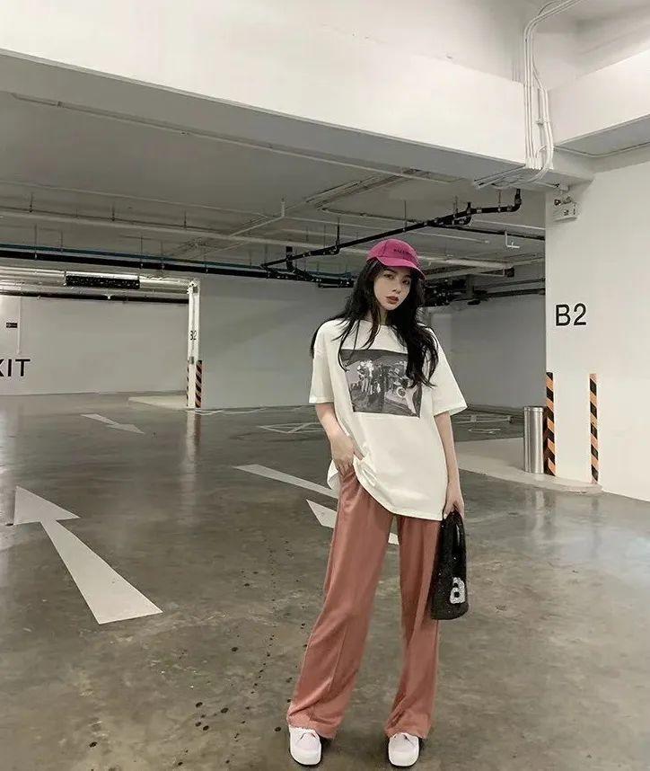 买百搭的衣服不撞款的t恤,春夏最值得穿的t恤