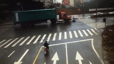 到停止线变红灯我开过去了有事吗,刚过停止线变红灯还可以继续走吗