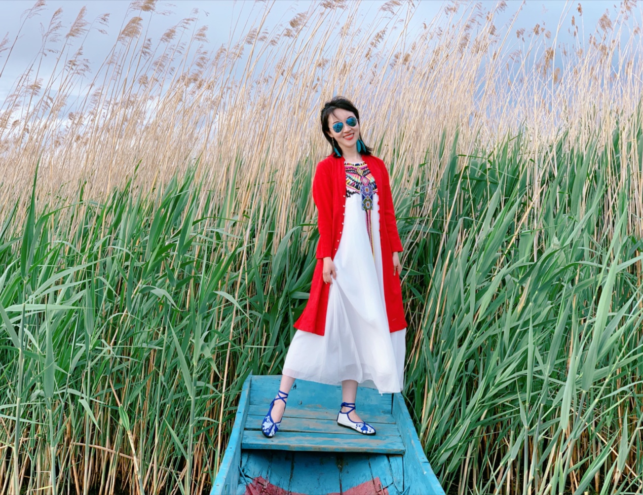 美国常春藤名校毕业,她从新东方老师跨行央视主播,关键颜值超高