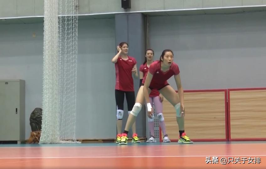 女排队员穿的什么鞋,女排为什么喜欢穿篮球鞋
