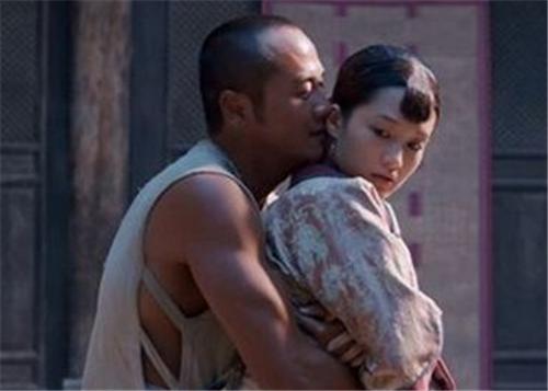 《白鹿原》：田小娥被当众扒开裤子，撕开的是封建礼教的丑陋