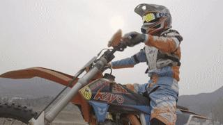 史上最嫩的“追风少年”：5岁就参加摩托车越野锦标赛，从此一发不可收拾！