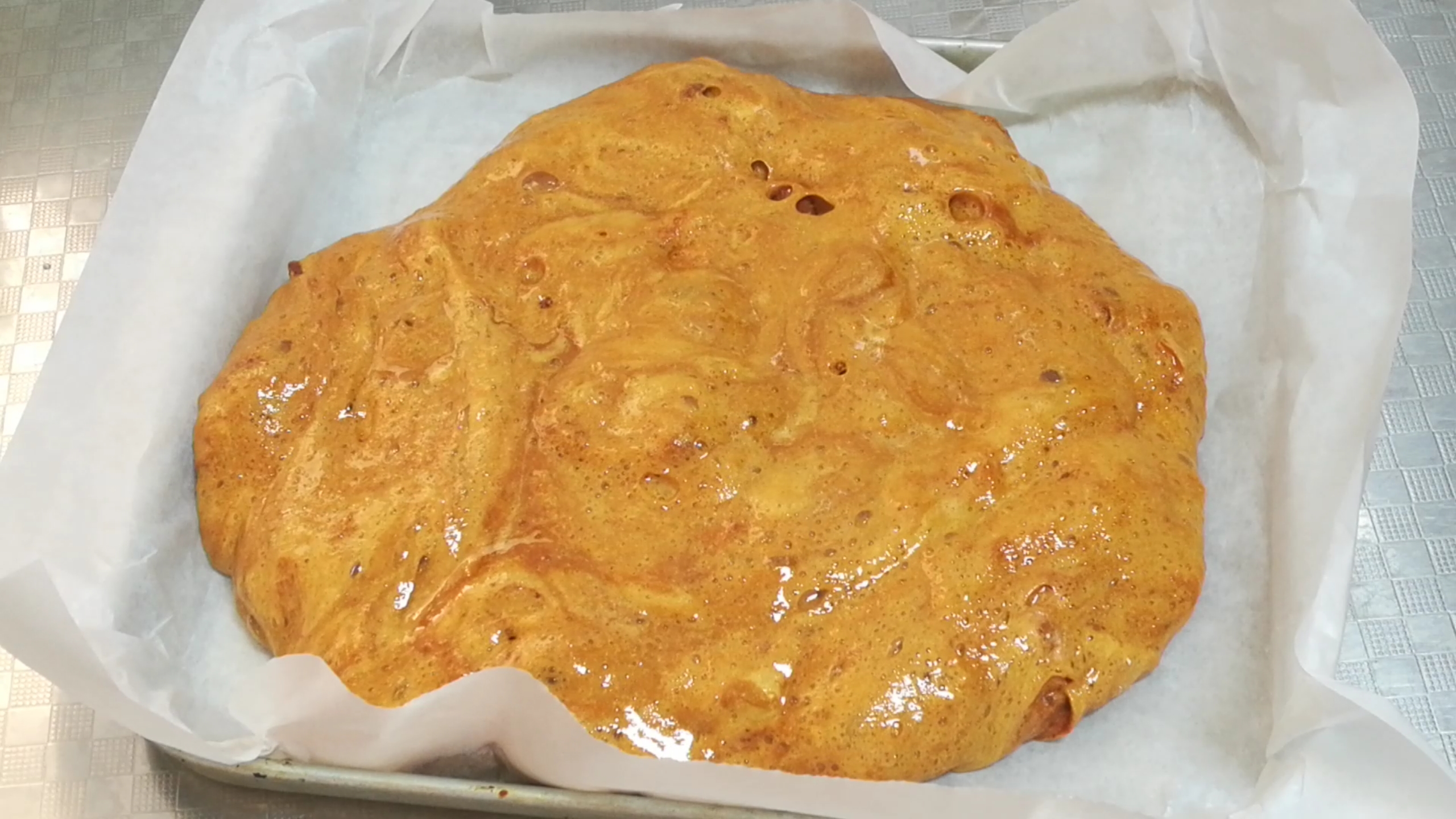 白糖熬的糖浆一放水里成冰块了,白糖熬成糖浆放凉再熬又变成白糖