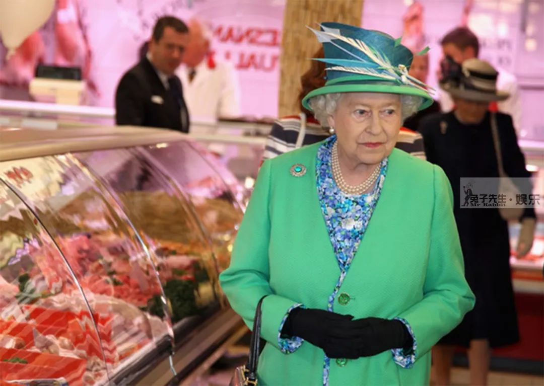 91岁英女王挎小包逛菜市场，表情搞笑展露“吃货”本色，好可爱