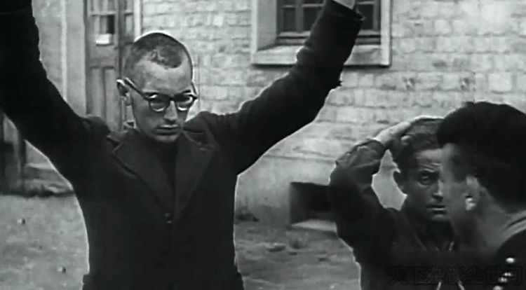 二战美女间谍姐妹同为OSS特工妹妹被*击狙**手打中心脏牺牲