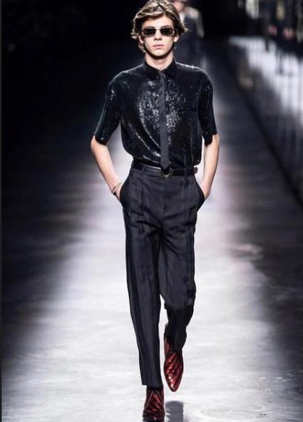 全球最撩超模！一双狐狸媚眼迷倒众生，爆红后却在乡下养鸡？