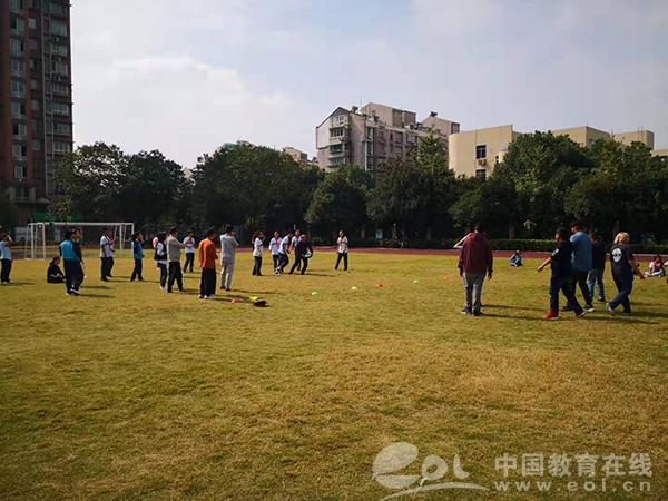 如何在校园里“玩转”飞盘？景华中学用行动告诉你