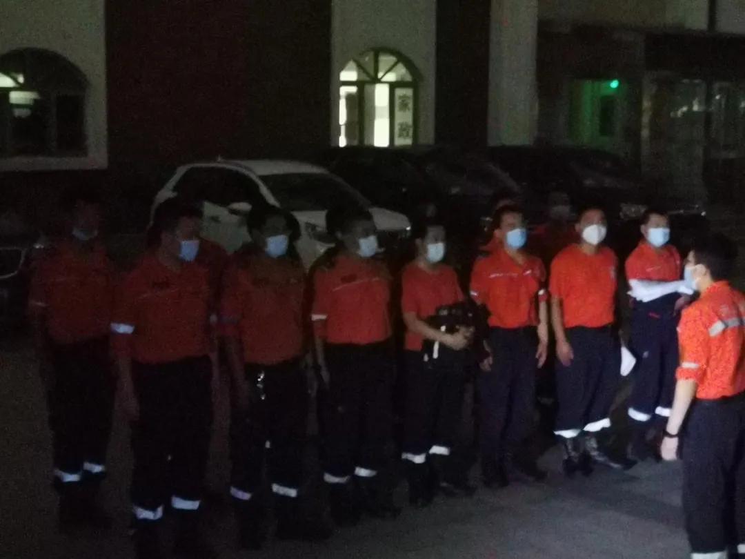 无惧风雪严寒坚守战役一线,不惧风雨救援