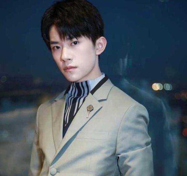 易烊千玺穿睡衣开演唱会六周年,易烊千玺红与白舞台白衣跳舞