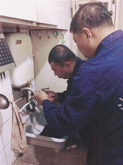 独居老人深夜求助自来水漏水,发洪水老人在家能打119电话帮忙吗