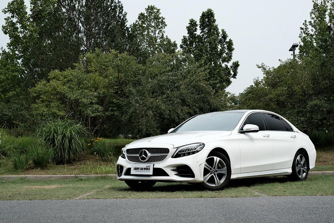 奔驰c级180落地多少钱,豪华奔驰180