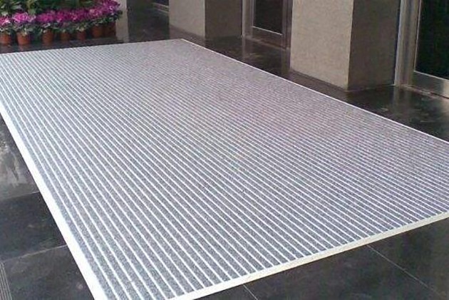 现在家里铺怎样的地毯好打理,现在还有人客厅放地毯么