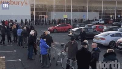 英国大妈囤了够吃一整年的西红柿，专家建议自己种