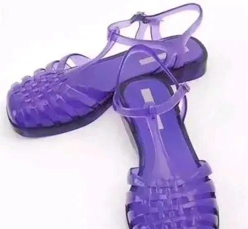 香奈儿的最新款凉鞋,香奈儿黑色发光凉鞋