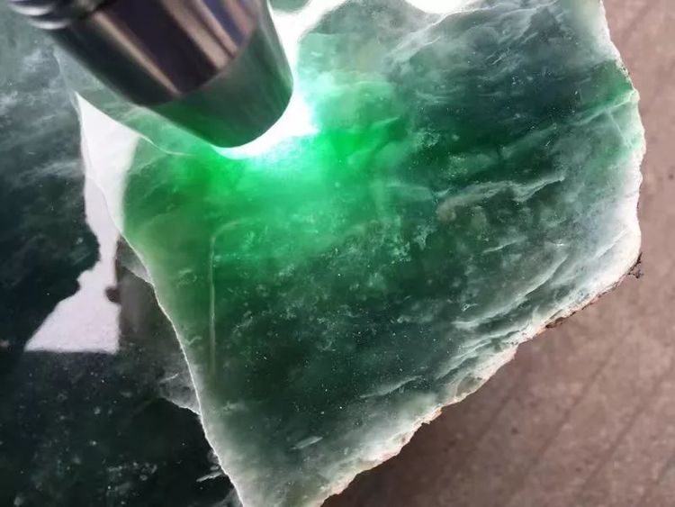 赌石为什么有十赌九输,花两万买的翡翠是不是真的