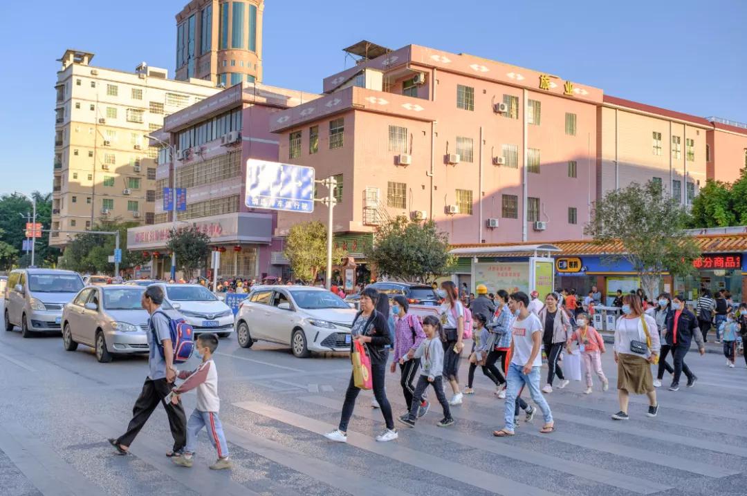 肇庆斑马线,肇庆斑马线前让行视频