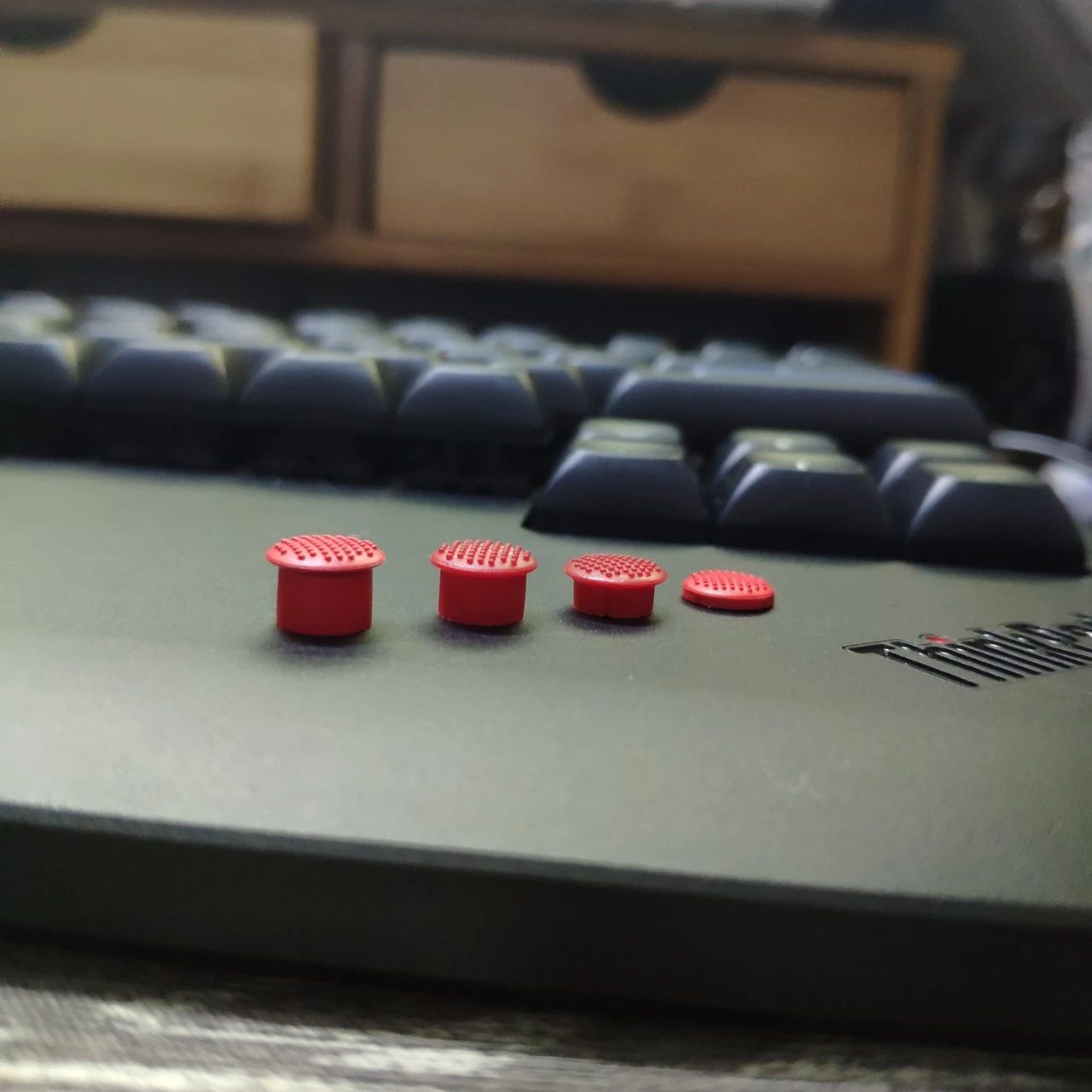 联想thinkpade14小红点是干嘛的,thinkpadlogo上的小红点是灯吗