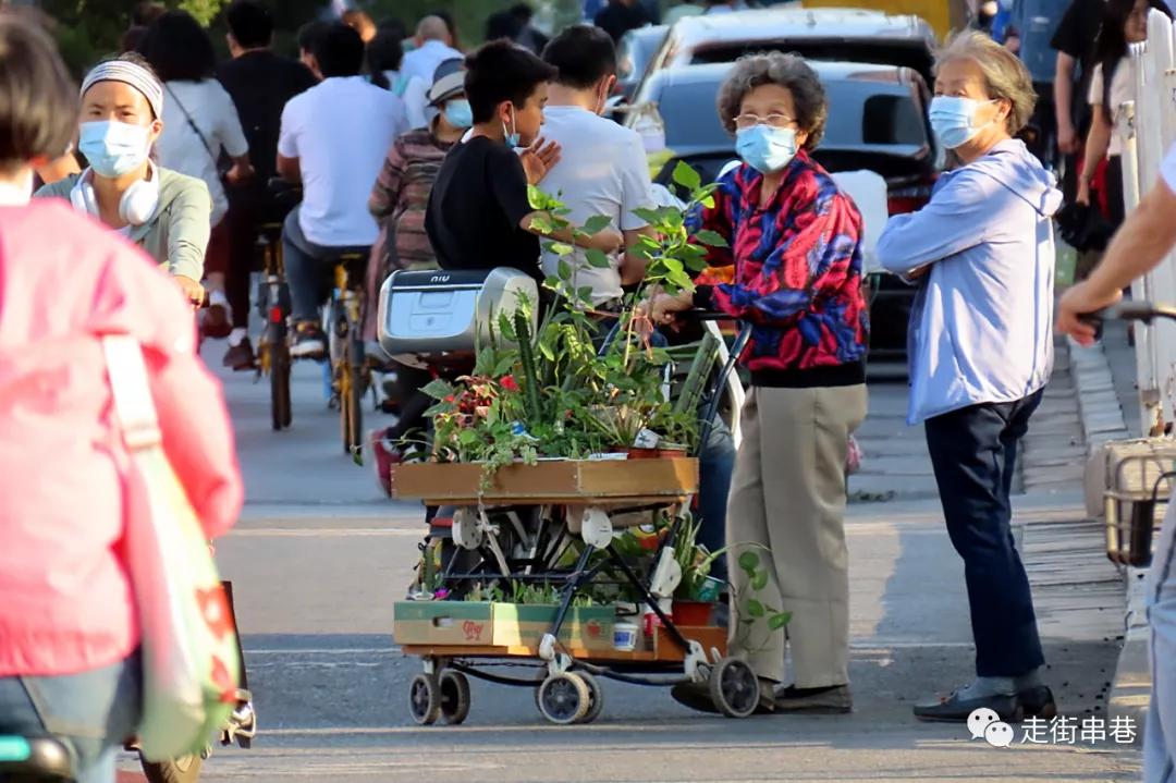 疫情期间还有人摆地摊吗,疫情期间摆摊生活的人
