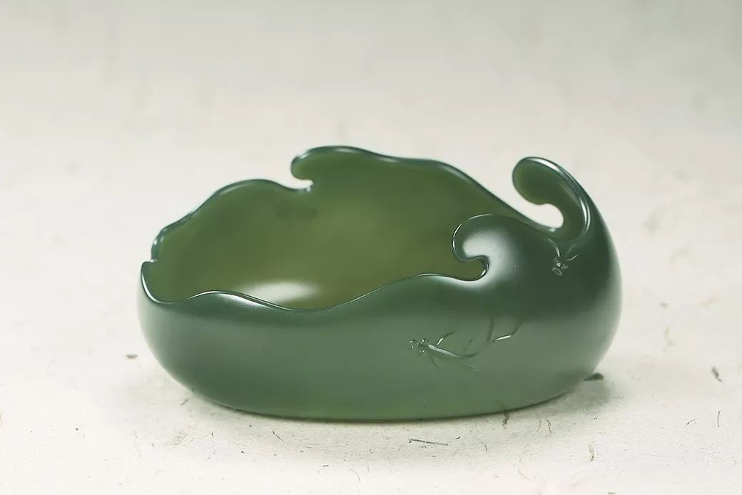 市价二三百块钱的玉镯是真玉石吗,克价超过黄金的文玩