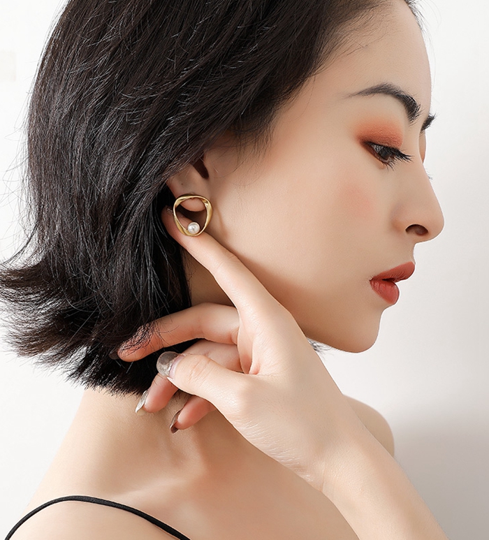 耳环秋冬高级感怎么搭配,日常穿搭必备时尚耳环来啦