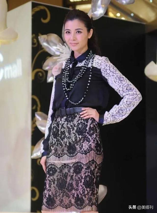 47岁蒙嘉慧状态好真实，素颜和好友像隔辈人，网友：认真老去很美